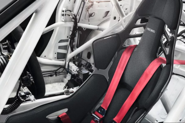 RECARO Podium CF ingebouwd in raceauto